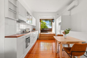 Elegant 1-Bed Oasis with Courtyard in North Sydney, Sydney